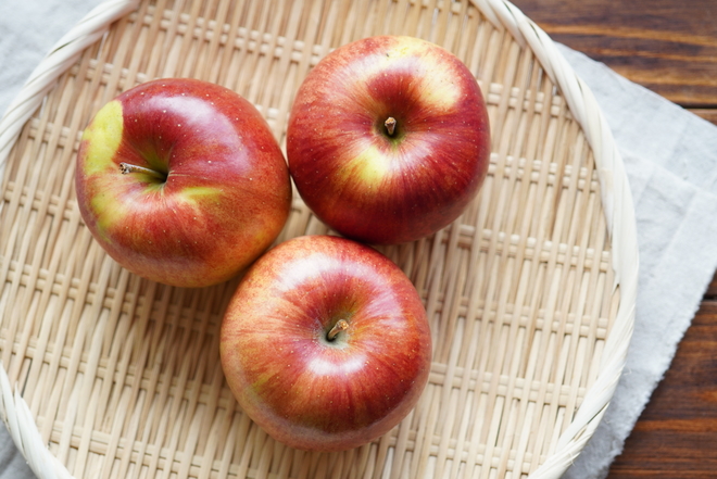 特栽相当】りんご・品種おまかせ 1kg程度（3～6個） | 坂ノ途中
